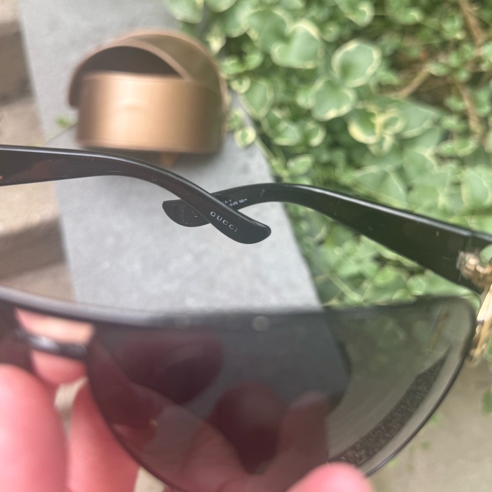 Gorgeous Gucci gold and black sunglasses EUC with case - Picture 6 of 7
